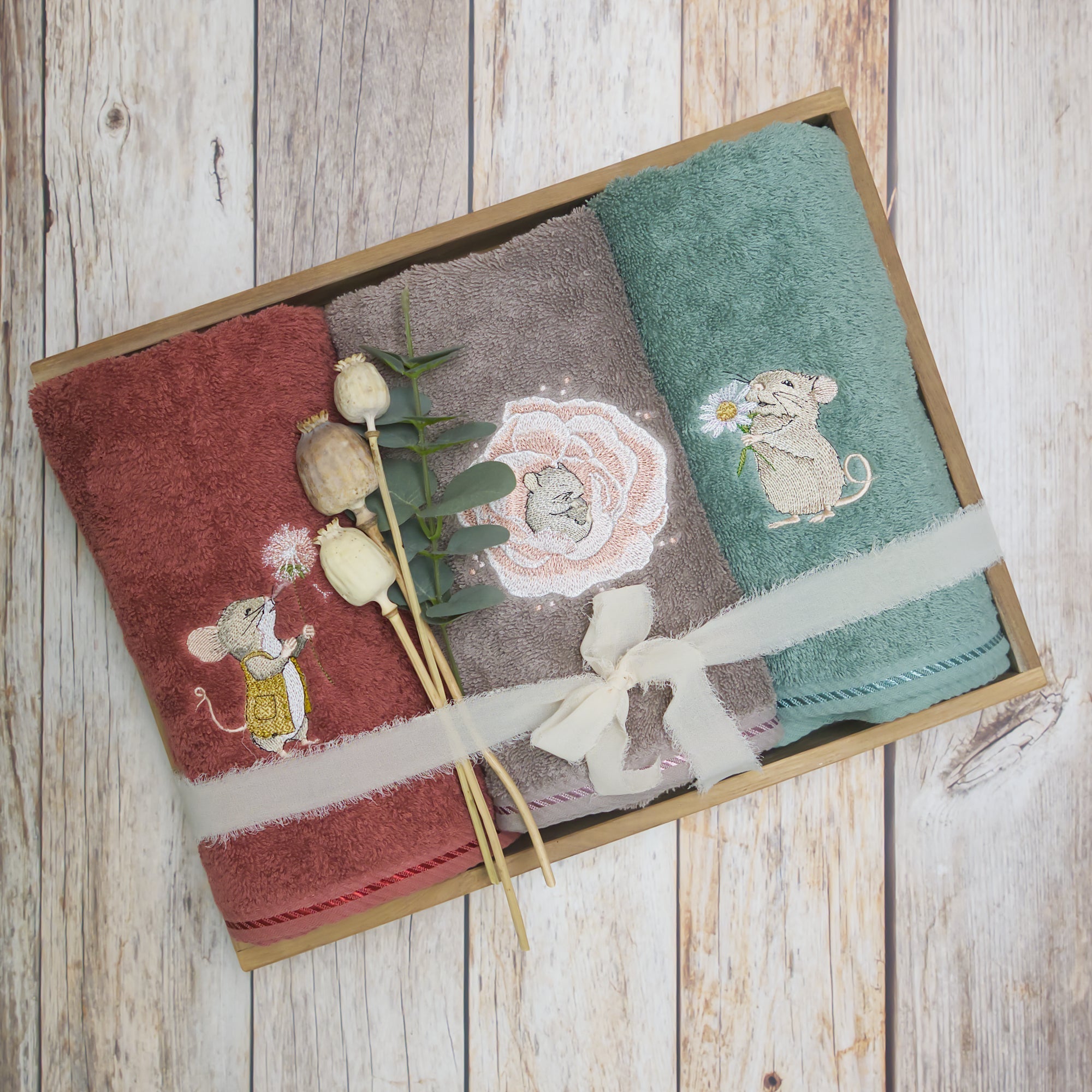 Stickdatei Geschenk Stickmaschine Hilfe Tipps Blog Handtuch Maus Frühling Sommer Herbst Winter Weihnachten Geburtstag Einschulung Muttertag Kommunion Cora Design