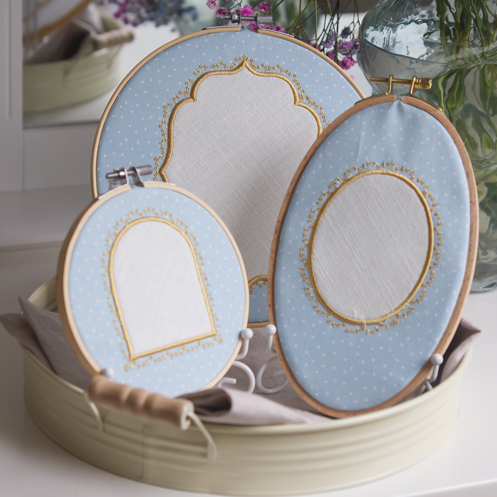 Stickdatei Applikationsrahmen Millefleur im Stickrahmen mit feiner Zierkante und heller Applikationsfläche, hochwertiger Rahmen für Stickmotive und Maschinenstickerei