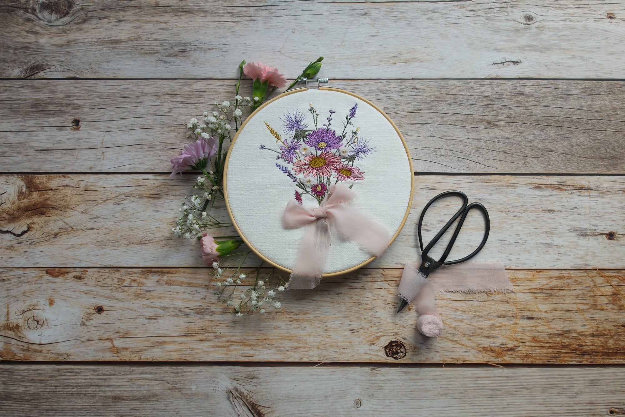 Stickdatei Stickdesign Cora Design Frühling Sommer Herbst Wildblumen Blumenstrauß Fringe