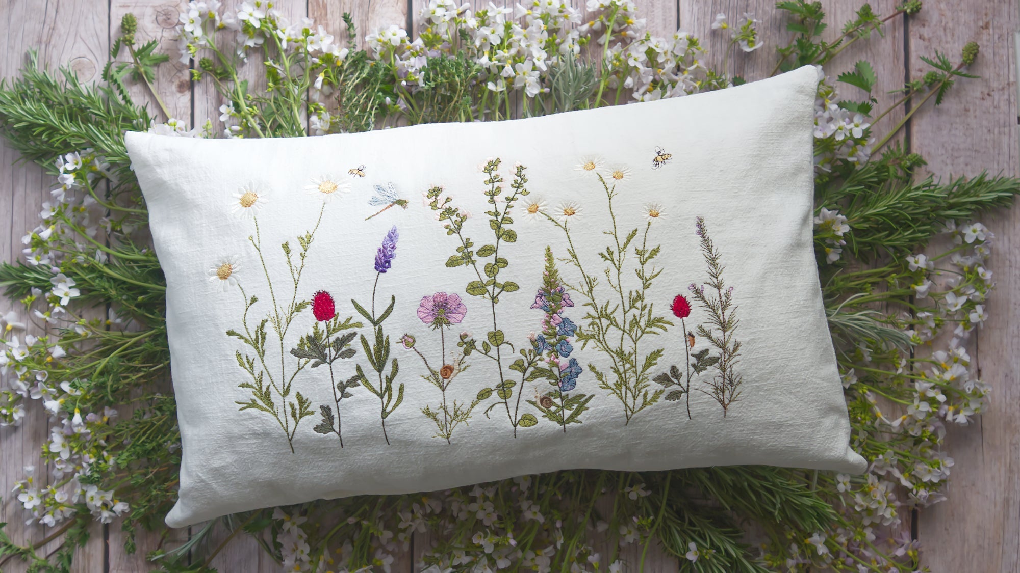 Gestickte Kräuterwiese mit feinen Details – zarte Stickdatei mit Lavendel, Kamille und Wiesenblumen, ideal für Kissen, Deko oder natürliche Handarbeiten im Landhausstil.