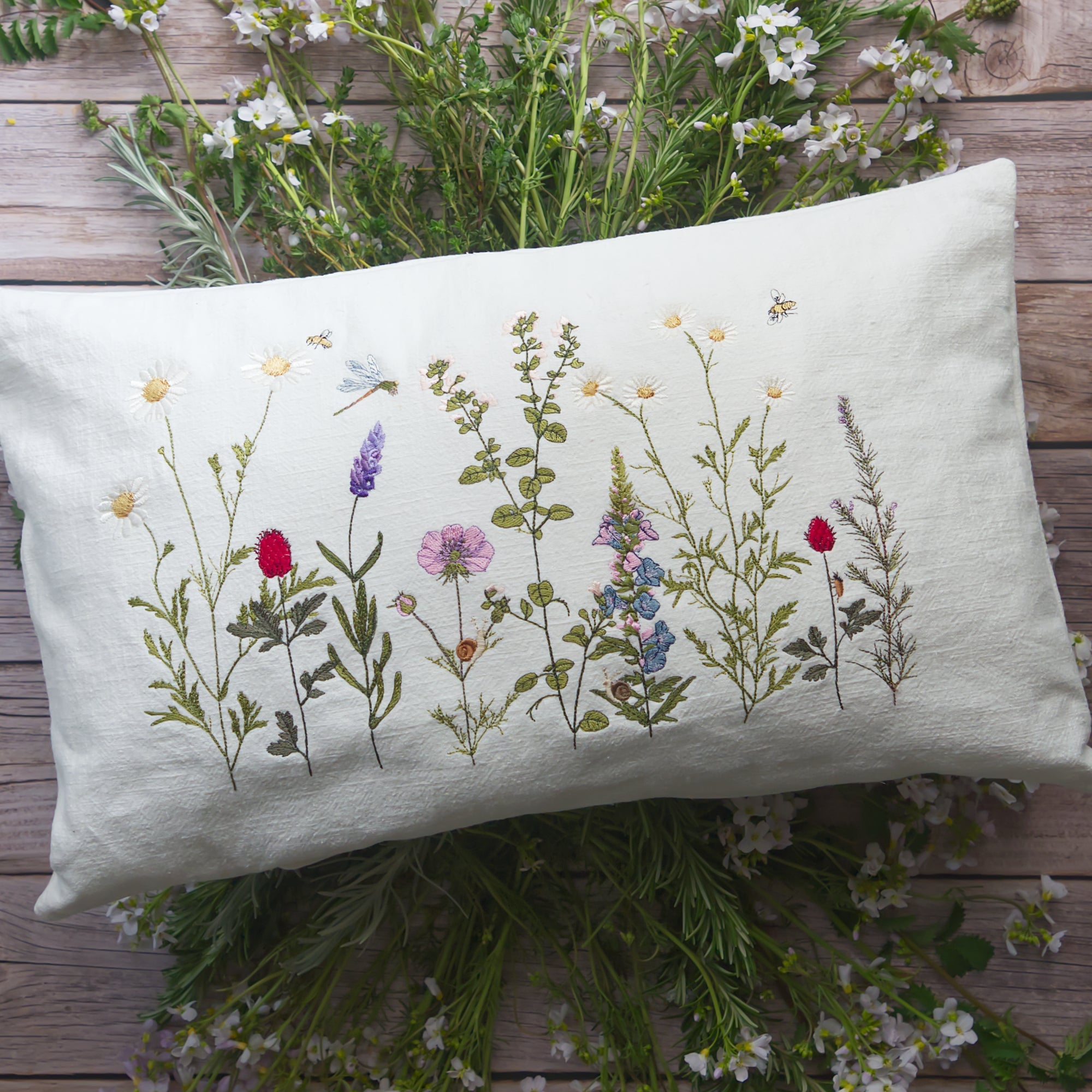 Stickdateien Blumenwiese Kollektion Wiesenglück mit Wildblumen, Gräsern und sommerlichen Wiesenpflanzen auf besticktem Kissen