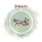 Stickdatei Schlittenfahrt – Aufwendiges Stickmuster Maus mit Pferd & Geschenken • Fröhlich-winterliche Stickdatei für Weihnachten & Deko