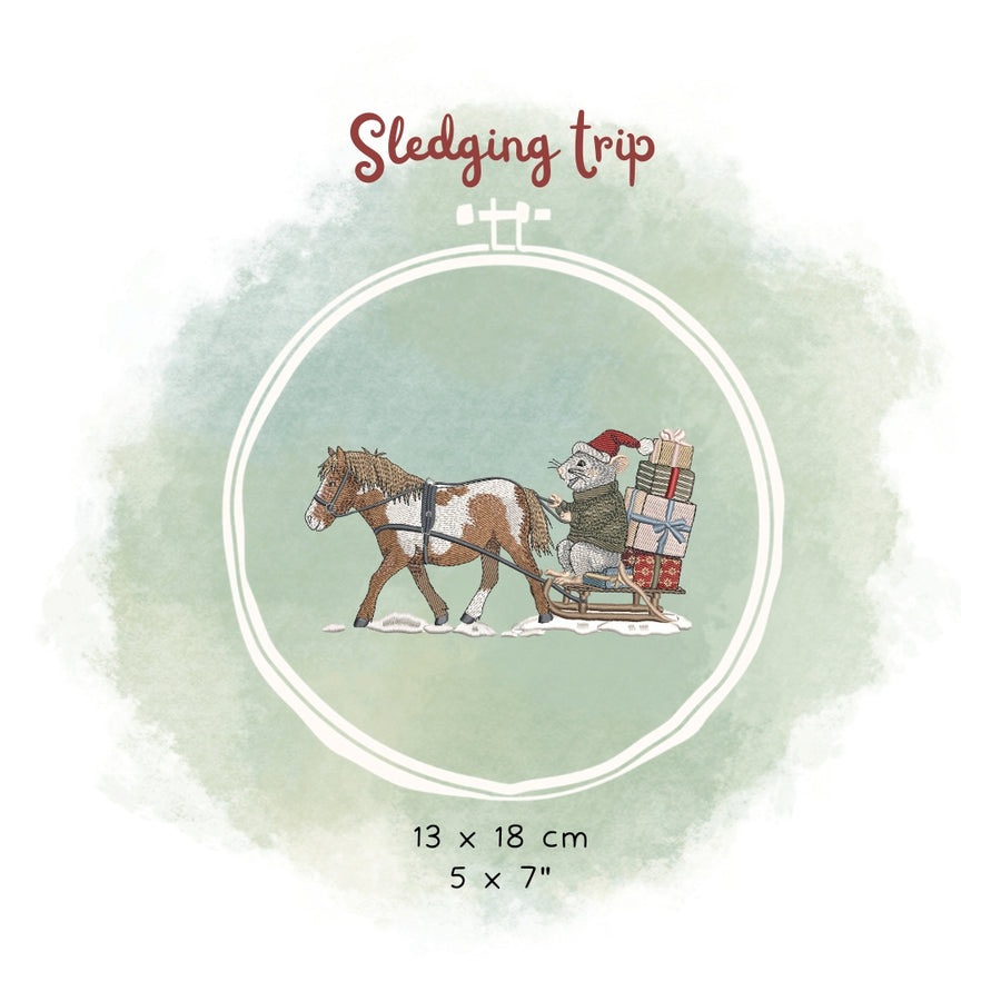 Stickdatei Schlittenfahrt – Aufwendiges Stickmuster Maus mit Pferd & Geschenken • Fröhlich-winterliche Stickdatei für Weihnachten & Deko