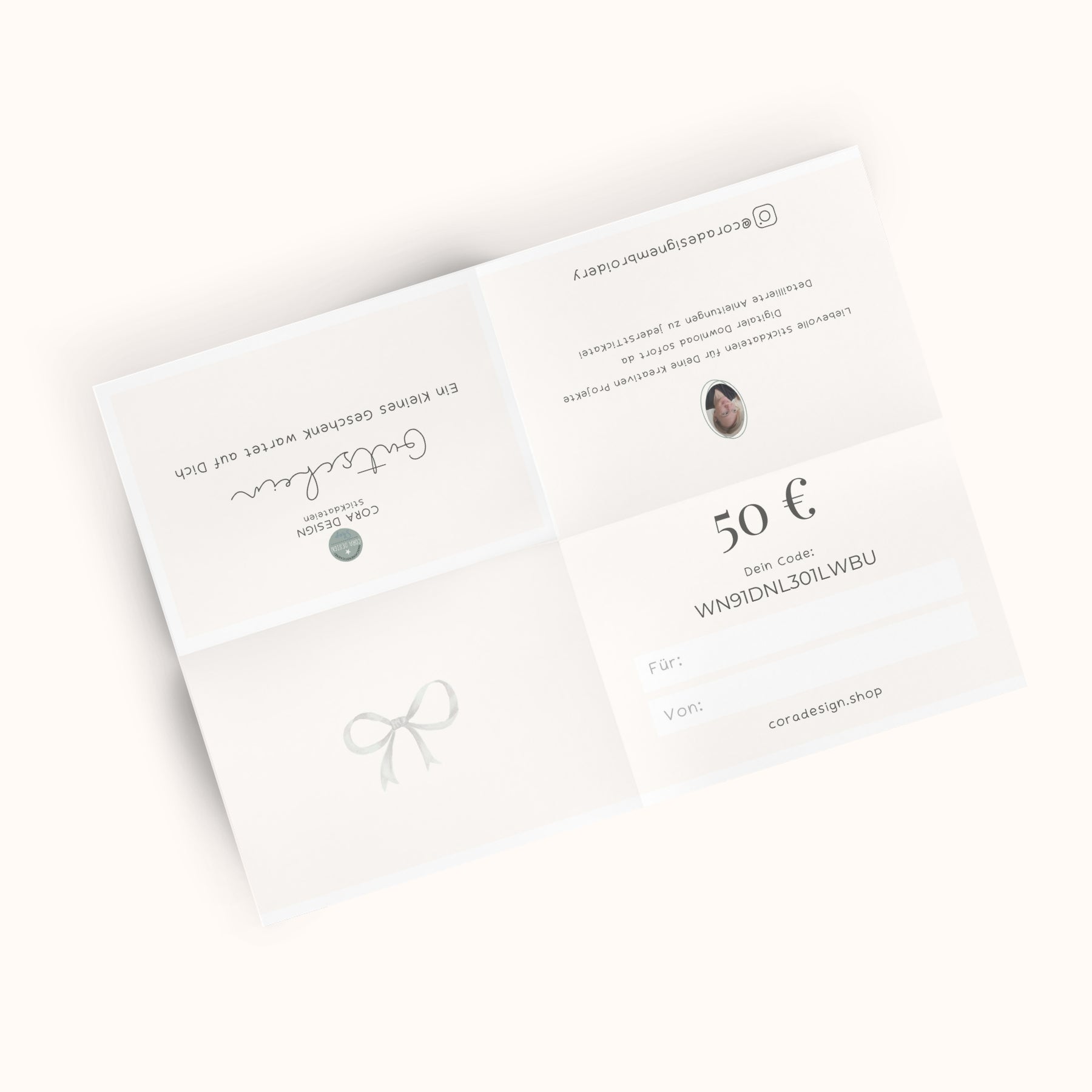 Geschenkgutschein für Stickdateien von Cora Design mit druckbarer Gutscheinvorlage. Minimalistisches Design zum Ausdrucken, Beschriften und Falten als kreative Geschenkidee.