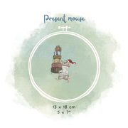 Stickdatei Beschenkening – Weihnachtliches Stickmuster Maus mit Geschenken • Winter Stickdatei Tiermotiv für festliche Handarbeiten & Deko