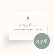 Geschenkgutschein für Stickdateien von Cora Design mit druckbarer Gutscheinvorlage. Minimalistisches Design zum Ausdrucken, Beschriften und Falten als kreative Geschenkidee.