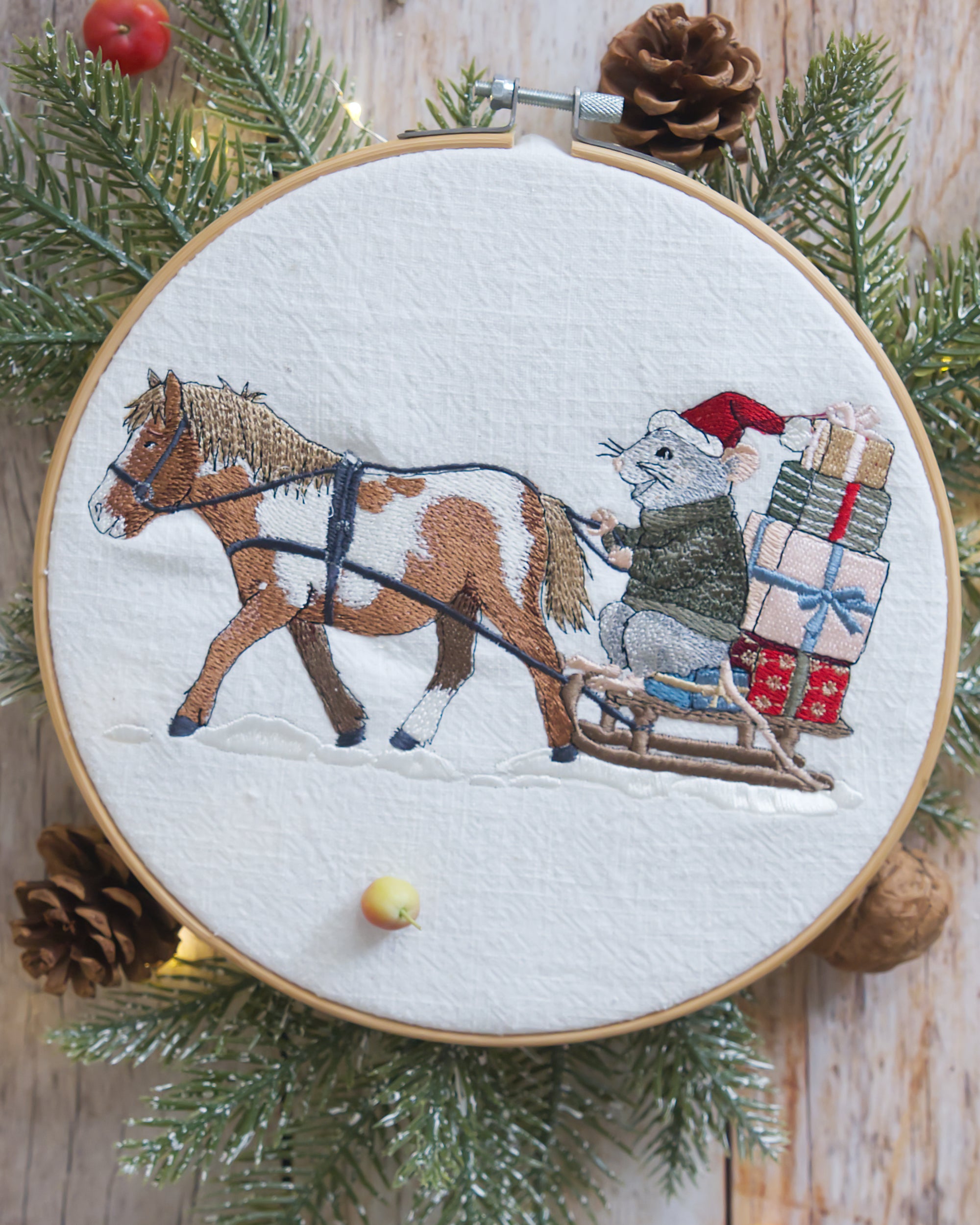 Stickdatei Schlittenfahrt mit Maus & Pferd im Schnee • Aufwendiges, detailreiches Stickmuster • Fröhlich-festliche Stickdatei für Weihnachten & Winter.