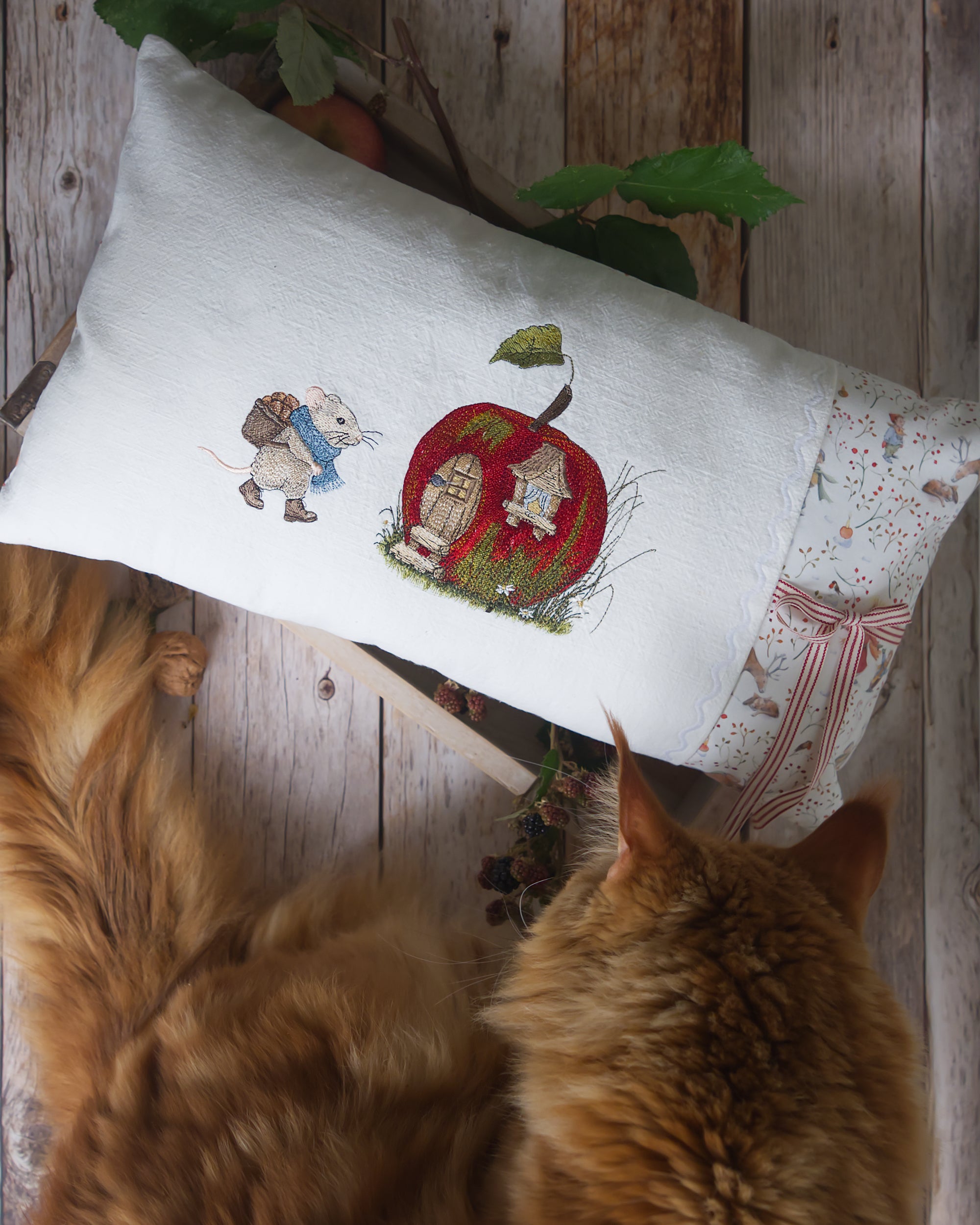 Stickdatei für Stickmaschinen Maus mit Nusskorb und Apfelhaus auf einem Kissen Herbst