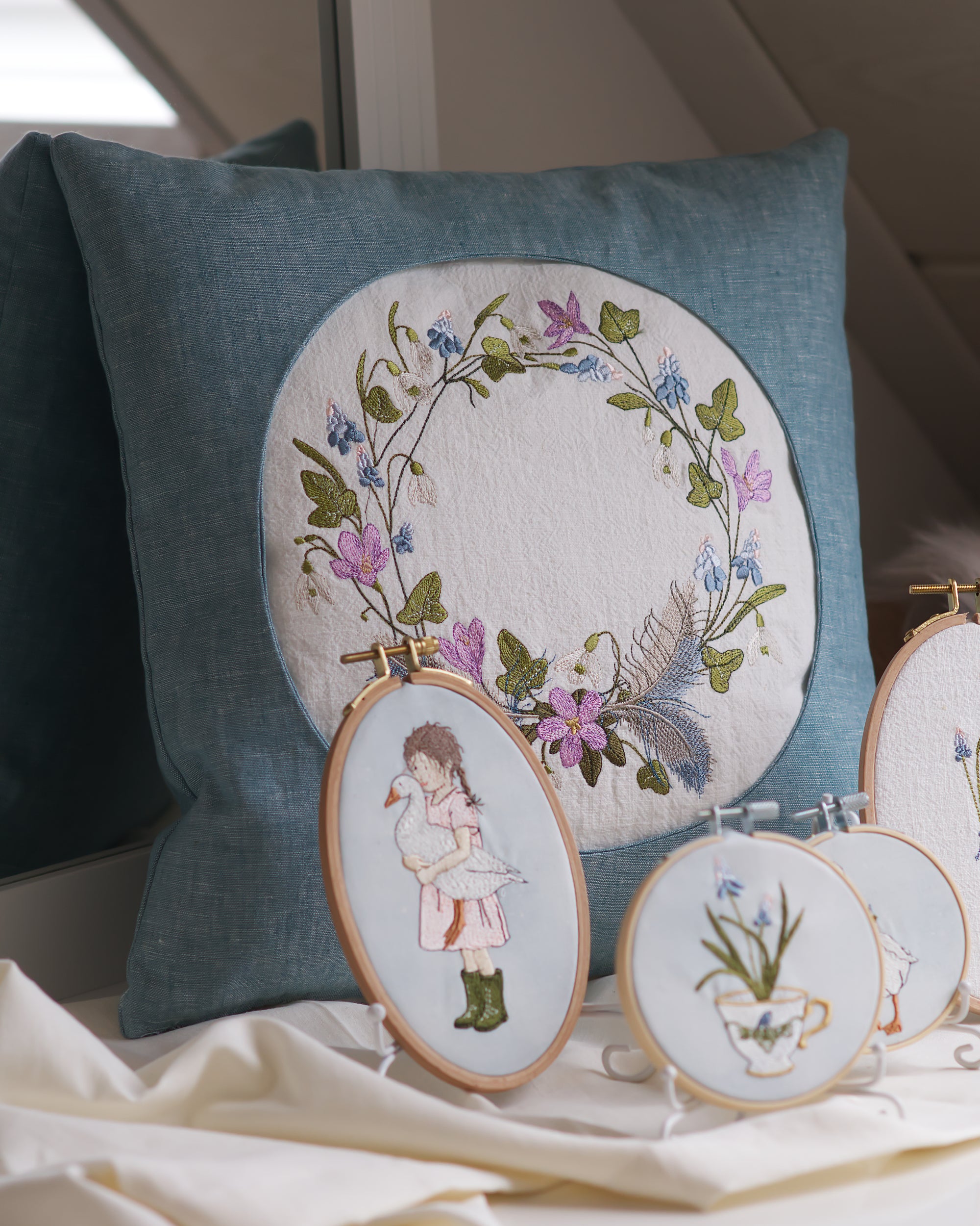 Stickdateien für das Maschinensticken Serie Frühblüher auf dem Bild ein großer Frühblüherkranz mit Krokus, Hyazinthe, Schneeglöckchen und Federn