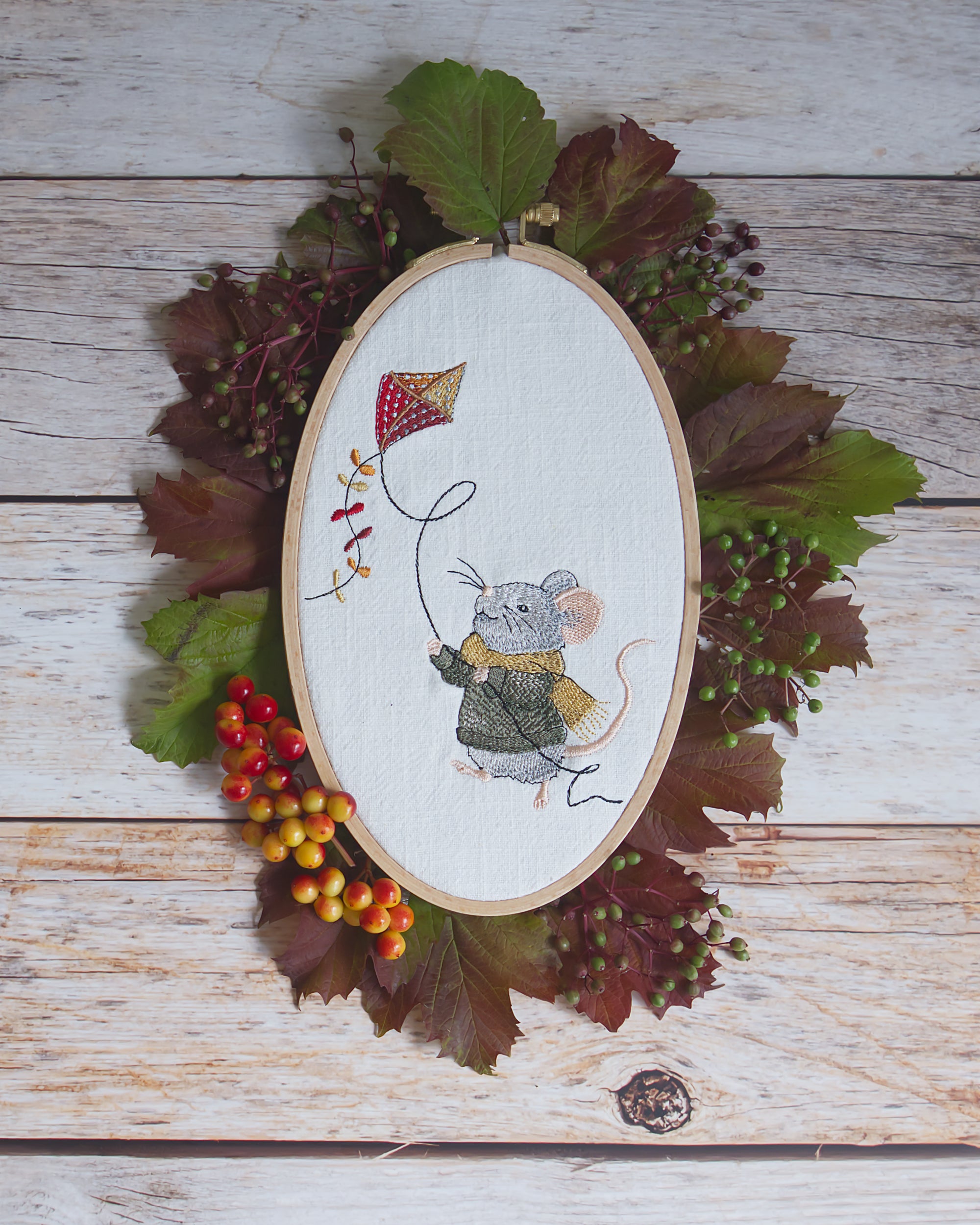 Stickdatei für Stickmaschinen Maus mit Drachen Herbst