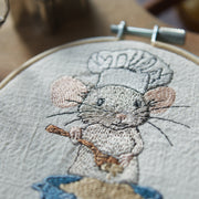 Stickdatei Backmaus mit Teig