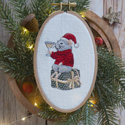 Stickdatei Jetzt wird gefeiert mit Maus, Geschenk & Glas • Weihnachtliches Stickmuster Tiermotiv • Fröhliche Stickdatei für Silvester & Winterdeko.