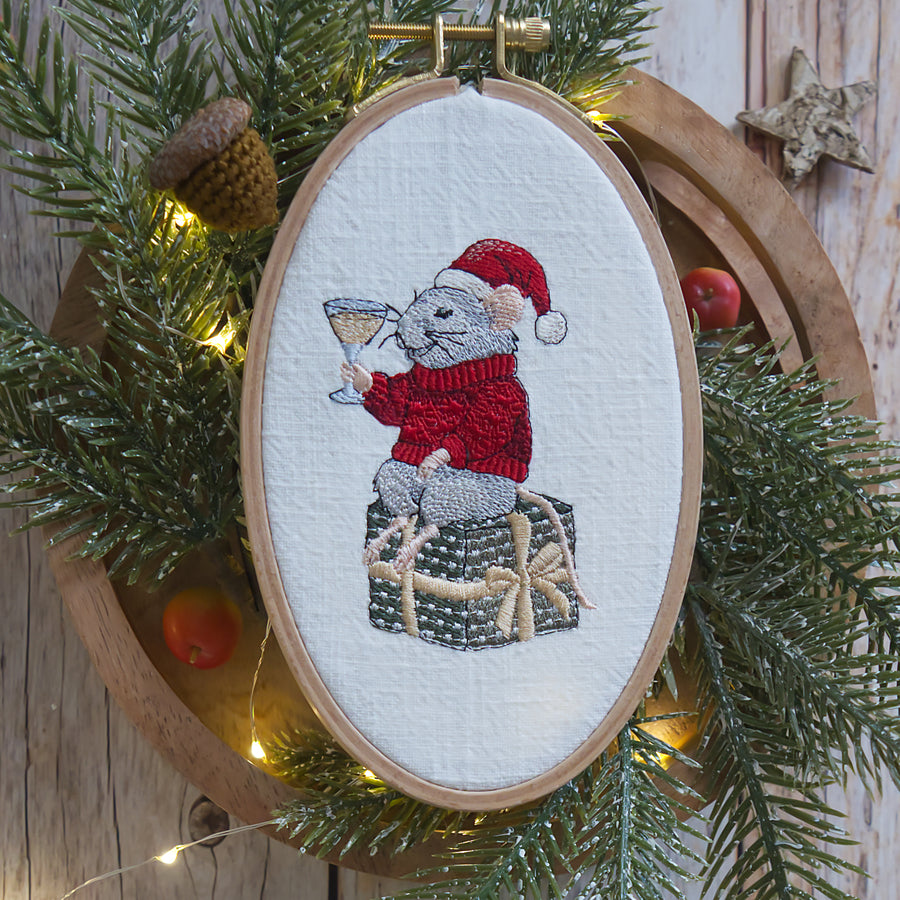 Stickdatei Jetzt wird gefeiert mit Maus, Geschenk & Glas • Weihnachtliches Stickmuster Tiermotiv • Fröhliche Stickdatei für Silvester & Winterdeko.