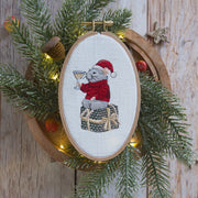 Stickdatei Jetzt wird gefeiert – Weihnachtliches Stickmuster Maus mit Geschenk & Glas • Fröhliche Stickdatei für Winter, Silvester & Deko