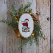 Stickdatei Jetzt wird gefeiert – Weihnachtliches Stickmuster Maus mit Geschenk & Glas • Fröhliche Stickdatei für Winter, Silvester & Deko