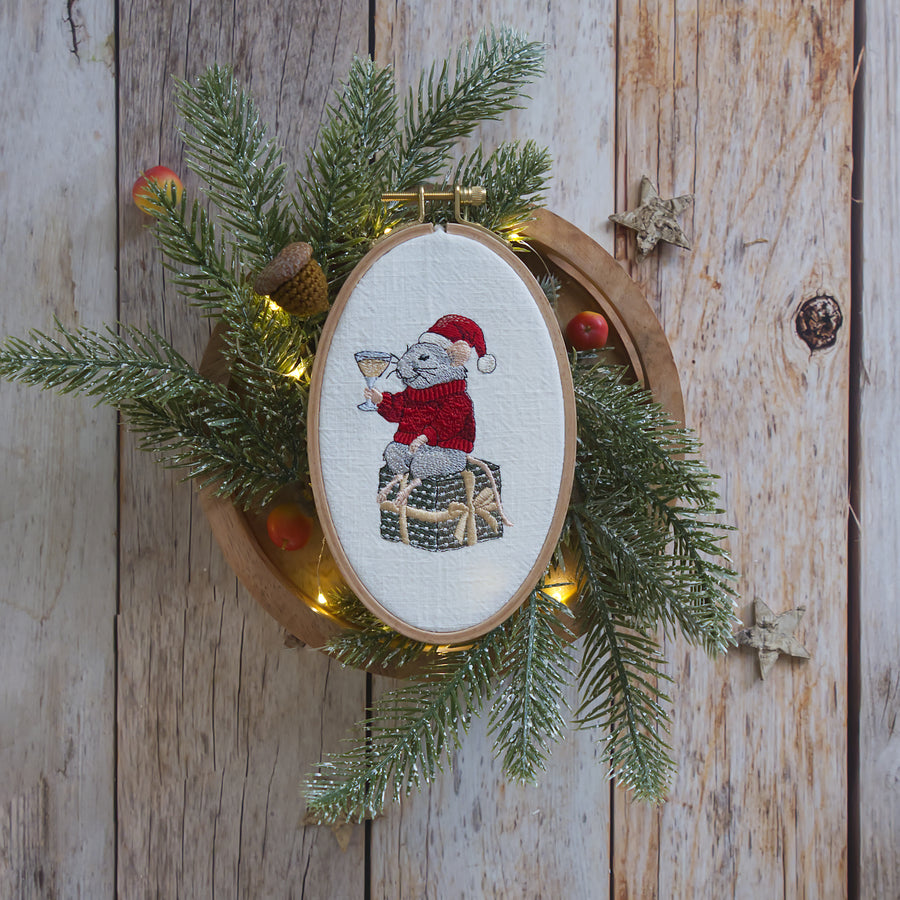 Stickdatei Jetzt wird gefeiert – Weihnachtliches Stickmuster Maus mit Geschenk & Glas • Fröhliche Stickdatei für Winter, Silvester & Deko