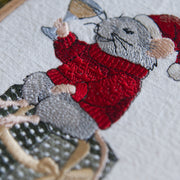Stickdatei Jetzt wird gefeiert – Weihnachtliches Stickmuster Maus mit Geschenk & Glas • Fröhliche Stickdatei für Winter, Silvester & Deko