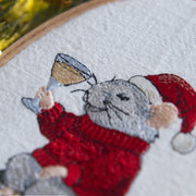 Stickdatei Jetzt wird gefeiert – Weihnachtliches Stickmuster Maus mit Geschenk & Glas • Fröhliche Stickdatei für Winter, Silvester & Deko
