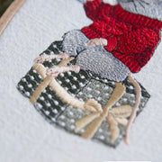 Stickdatei Jetzt wird gefeiert – Weihnachtliches Stickmuster Maus mit Geschenk & Glas • Fröhliche Stickdatei für Winter, Silvester & Deko