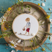 Stickdatei kaufen Stickmaschine Junge sucht Muscheln Strand Urlaub Sommer Frühling Herbst Cora Design