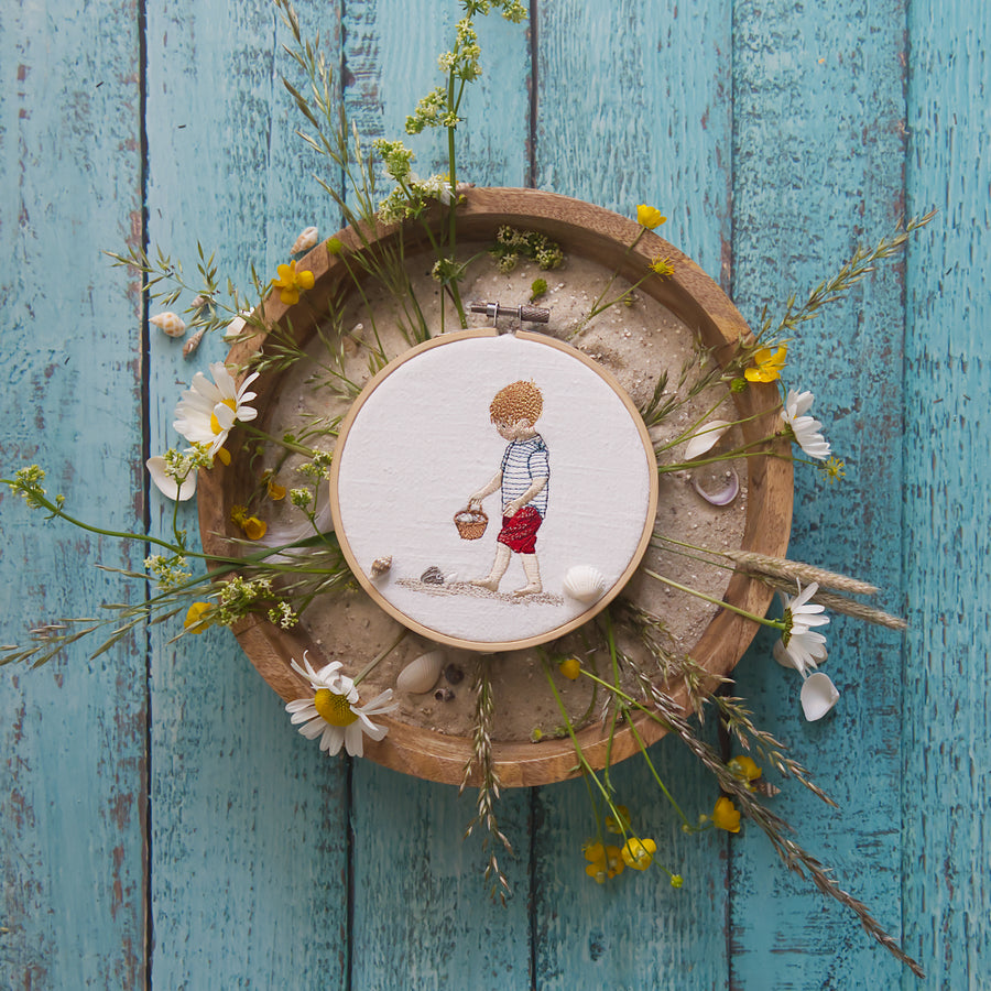 Stickdatei Junge sucht Muscheln