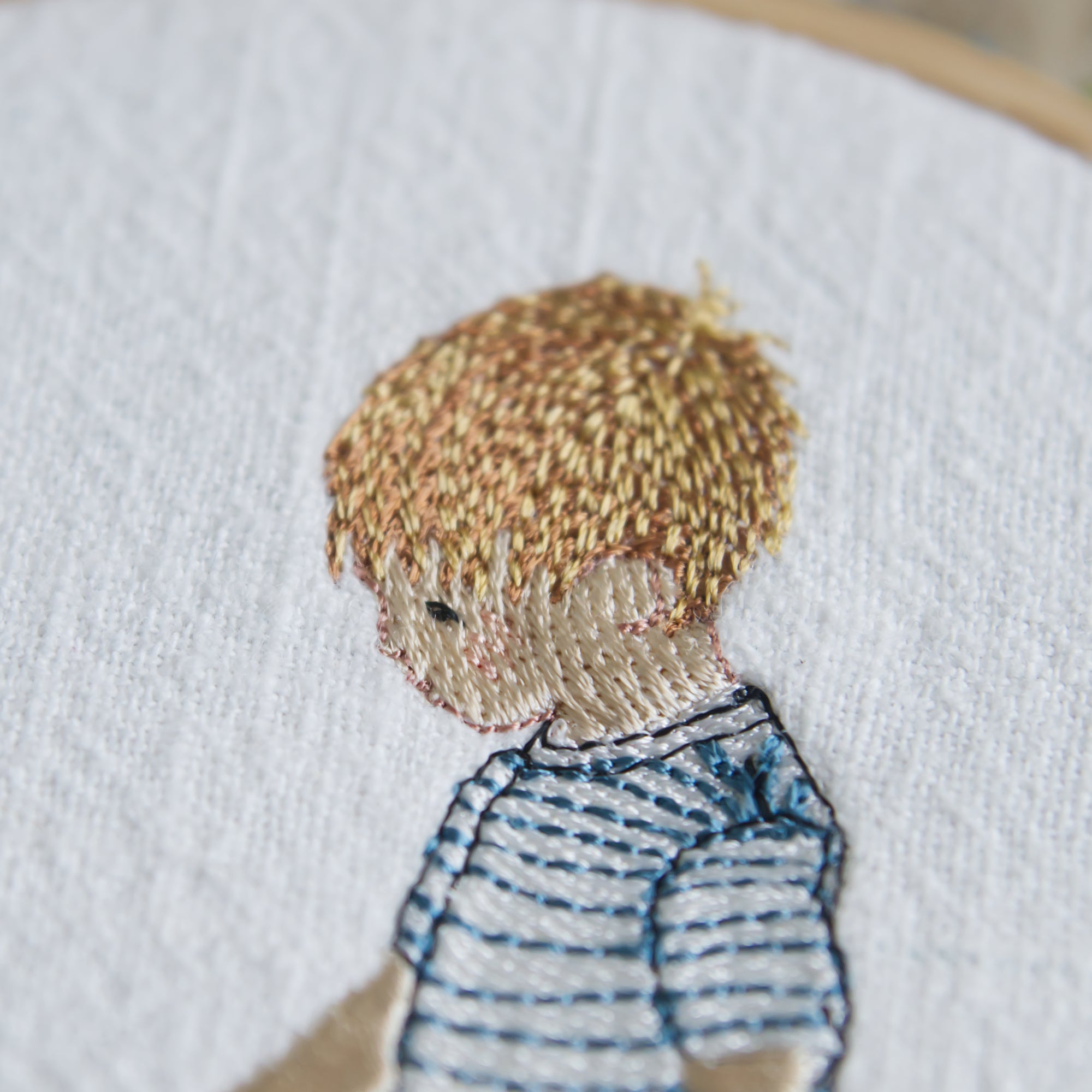 Stickdatei Junge sucht Muscheln