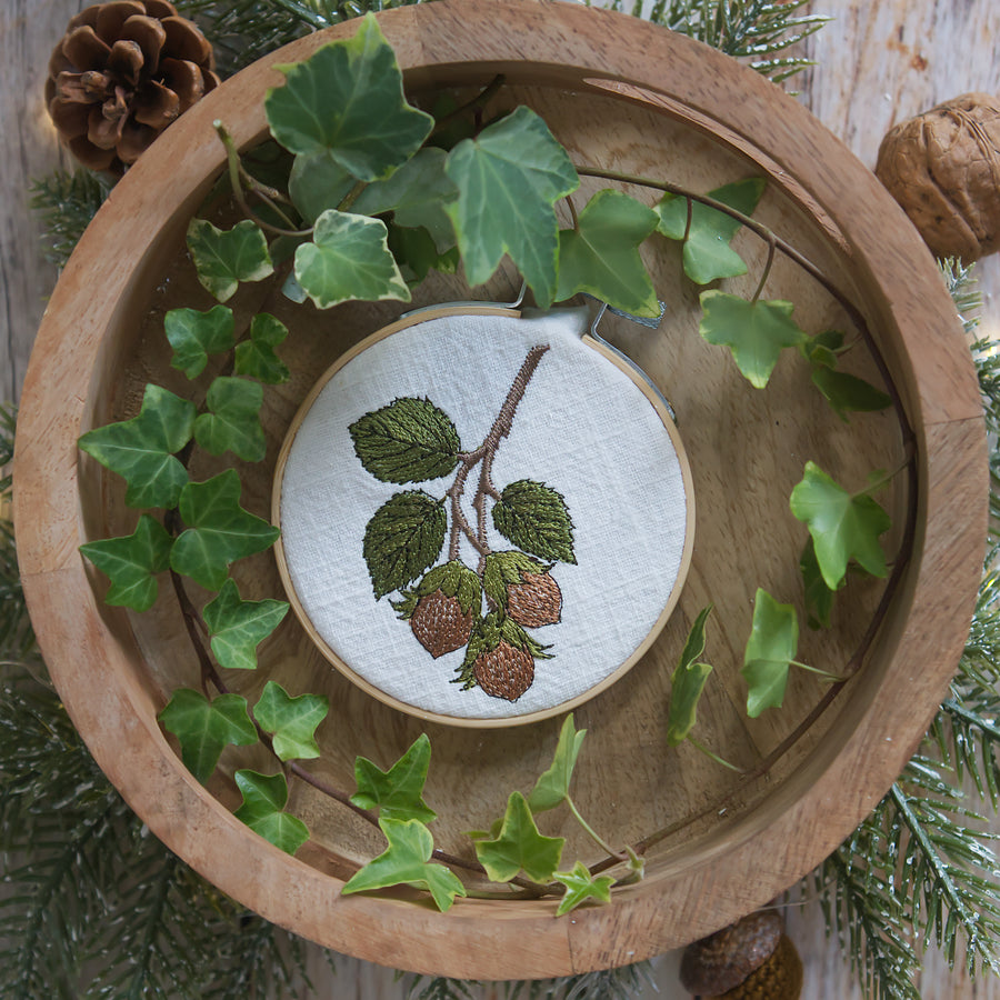 Stickdatei 3 Haselnüsse – Herbstliches Stickmuster mit Zweig und Nüssen • Naturmotiv für Landhausstil & Geschenkideen