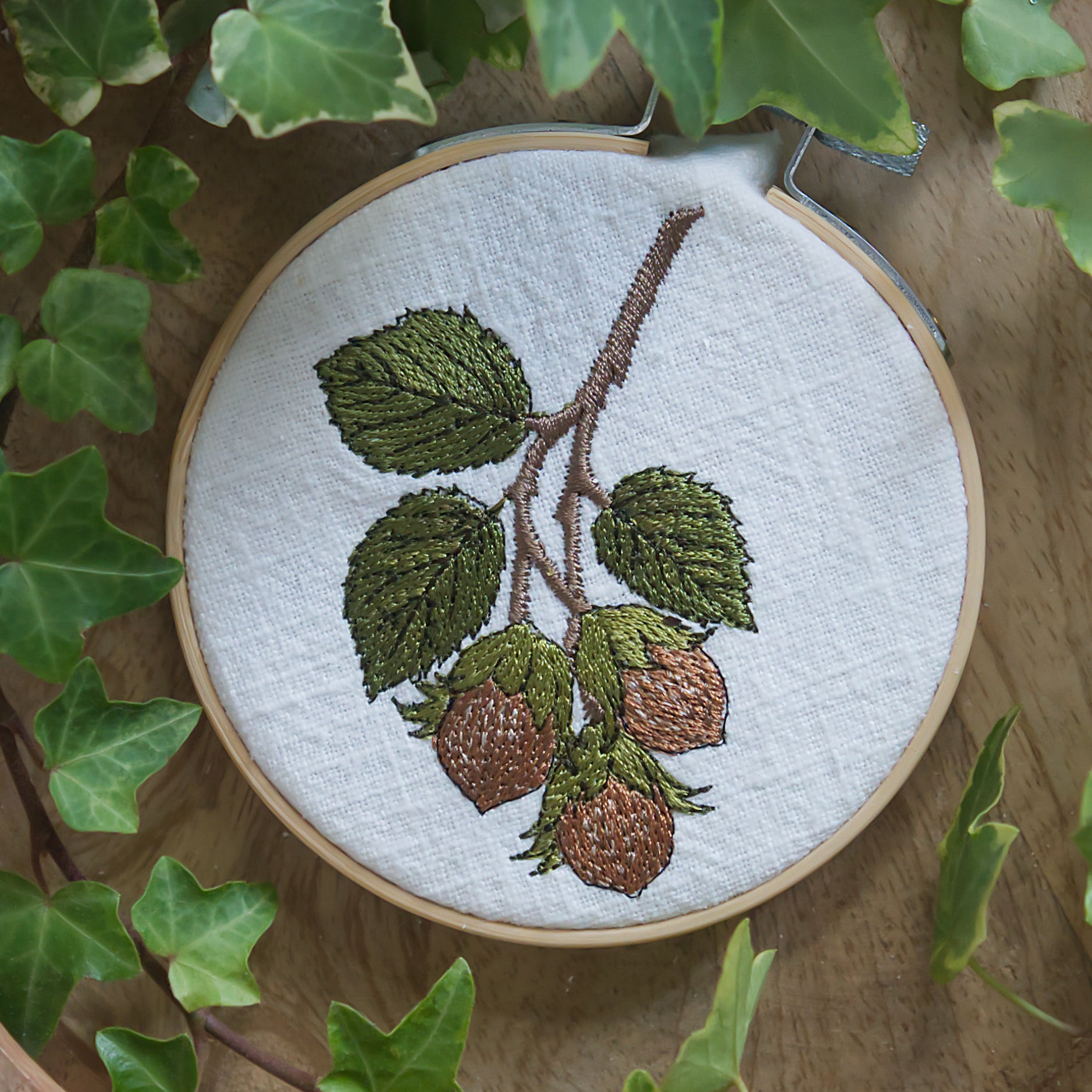 Stickdatei 3 Haselnüsse auf Zweig • Herbstliches Stickmuster Naturmotiv • Symbolische Stickdatei für Wünsche, Träume & liebevolle Handarbeit.