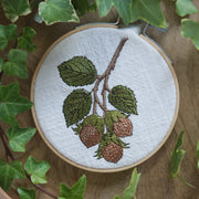 Stickdatei 3 Haselnüsse auf Zweig • Herbstliches Stickmuster Naturmotiv • Symbolische Stickdatei für Wünsche, Träume & liebevolle Handarbeit.