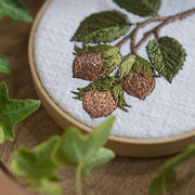 Stickdatei 3 Haselnüsse – Herbstliches Stickmuster mit Zweig und Nüssen • Naturmotiv für Landhausstil & Geschenkideen