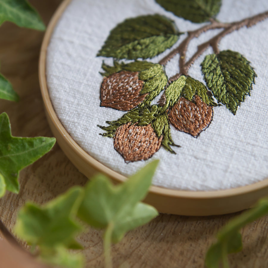 Stickdatei 3 Haselnüsse – Herbstliches Stickmuster mit Zweig und Nüssen • Naturmotiv für Landhausstil & Geschenkideen