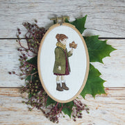 Stickdatei Herbst Mädchen mit Ahornblatt – romantische Stickdatei passend zum Apfelmädchen