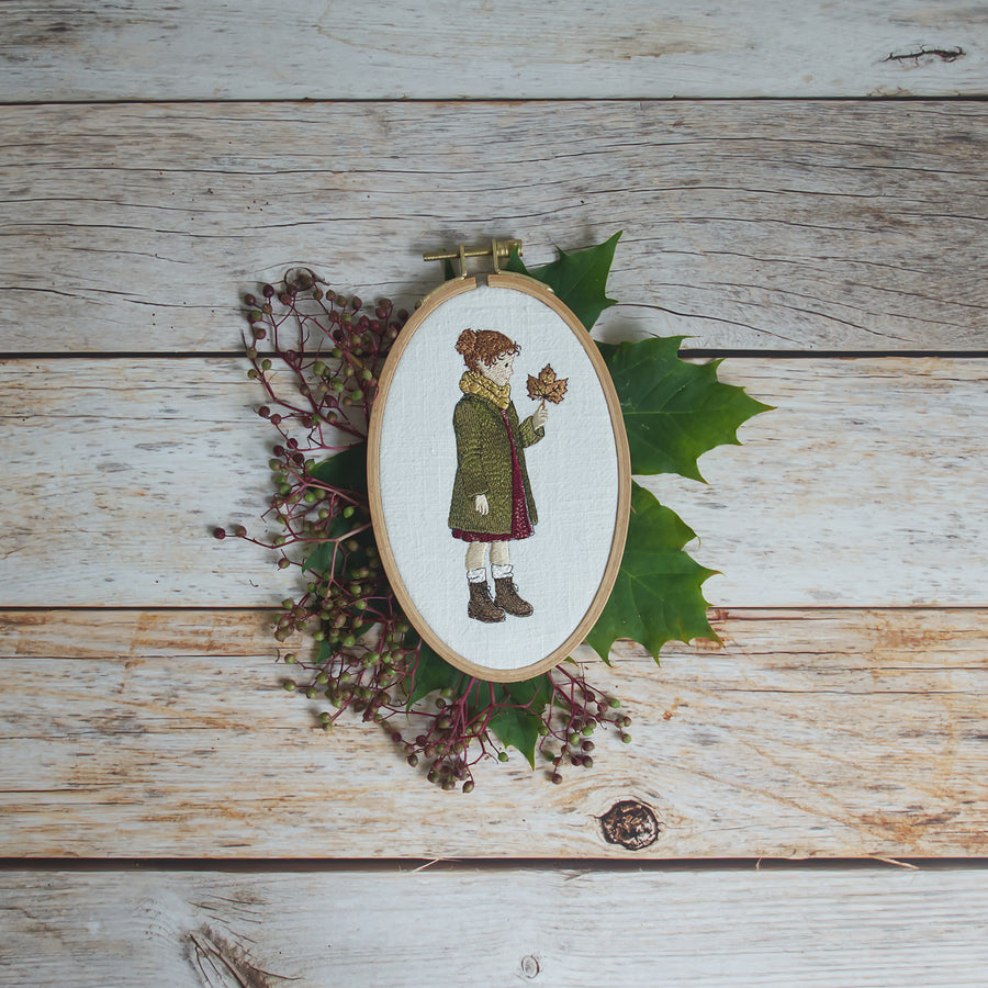 Stickdatei Herbst Mädchen mit Ahornblatt – romantische Stickdatei passend zum Apfelmädchen