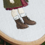 Stickdatei Herbst Mädchen mit Ahornblatt – romantische Stickdatei passend zum Apfelmädchen