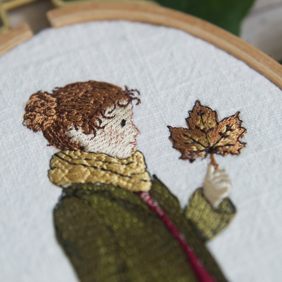 Stickdatei Herbst Mädchen mit Ahornblatt – romantische Stickdatei passend zum Apfelmädchen