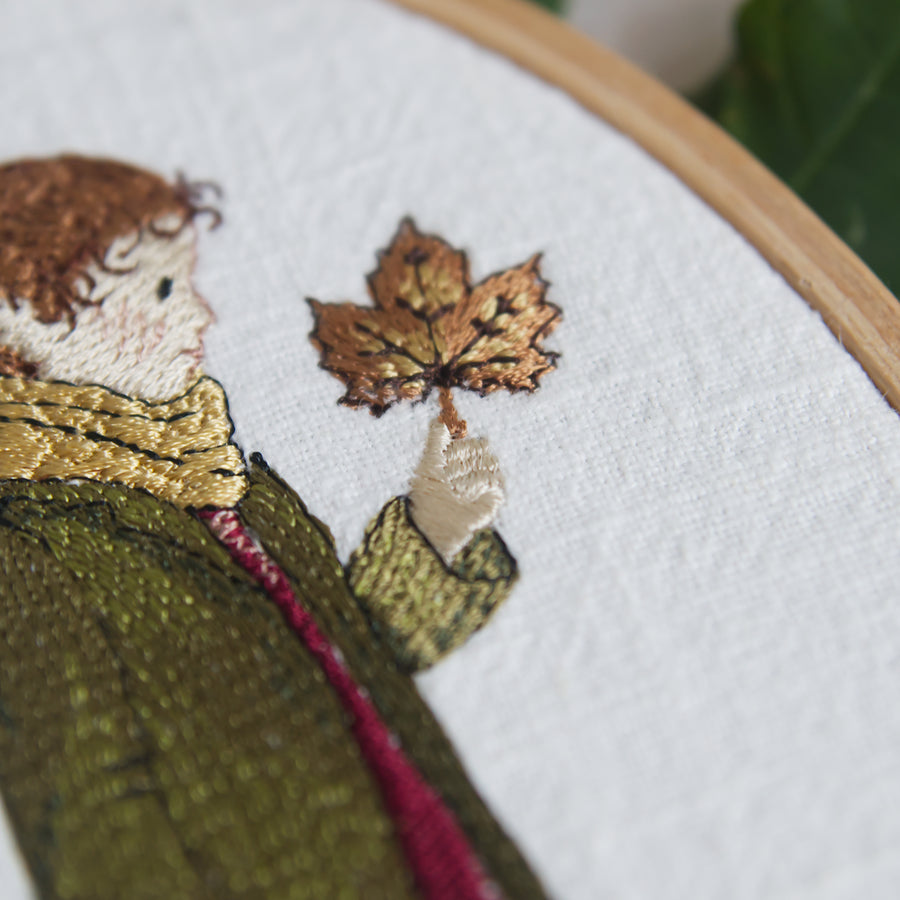 Stickdatei Herbst Mädchen mit Ahornblatt – romantische Stickdatei passend zum Apfelmädchen