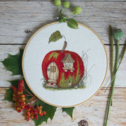 Stickdatei Apfelhaus – Herbstliches Stickmotiv, kombinierbar mit der Maus mit Nusskorb