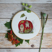 Stickdatei Apfelhaus – Herbstliches Stickmotiv, kombinierbar mit der Maus mit Nusskorb