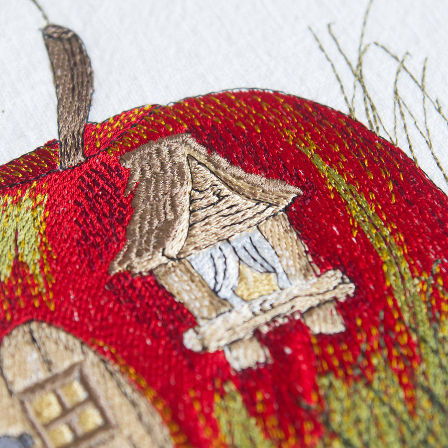 Stickdatei Apfelhaus – Herbstliches Stickmotiv, kombinierbar mit der Maus mit Nusskorb