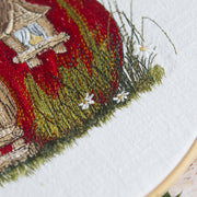 Stickdatei Apfelhaus – Herbstliches Stickmotiv, kombinierbar mit der Maus mit Nusskorb