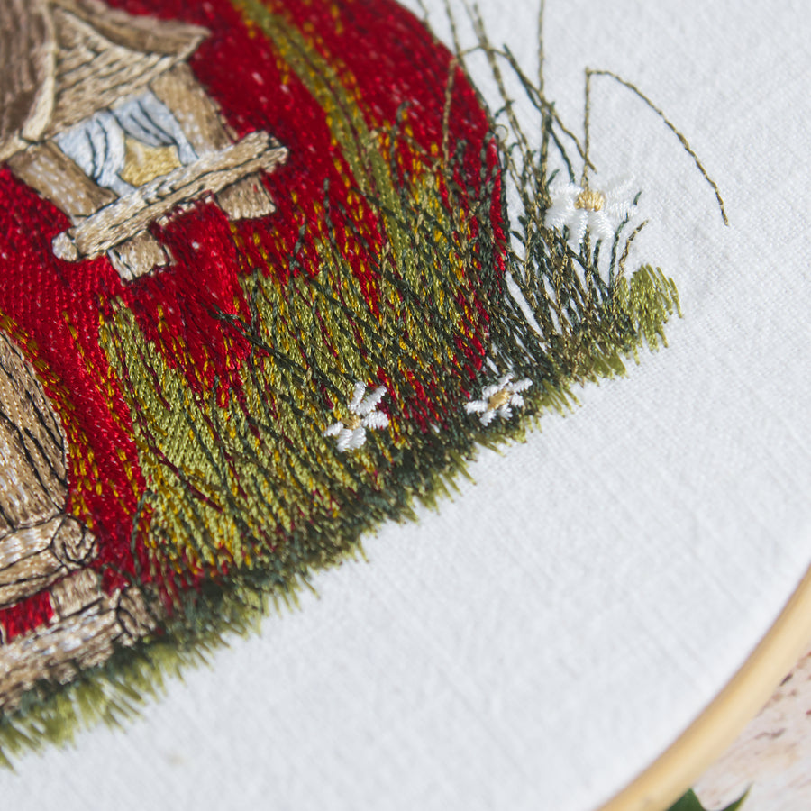 Stickdatei Apfelhaus – Herbstliches Stickmotiv, kombinierbar mit der Maus mit Nusskorb