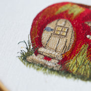 Stickdatei Apfelhaus – Herbstliches Stickmotiv, kombinierbar mit der Maus mit Nusskorb