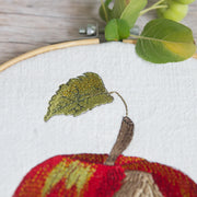 Stickdatei Apfelhaus – Herbstliches Stickmotiv, kombinierbar mit der Maus mit Nusskorb