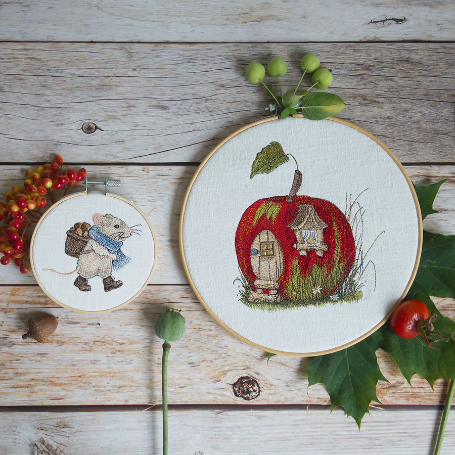 Stickdatei Apfelhaus – Herbstliches Stickmotiv, kombinierbar mit der Maus mit Nusskorb