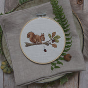 Stickdatei Eichhörnchen mit Haselnuss