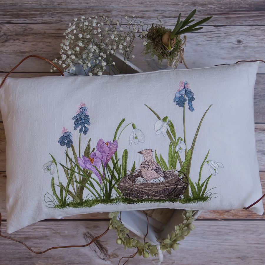 Stickdatei Frühblüherwiese mit Feldlerche