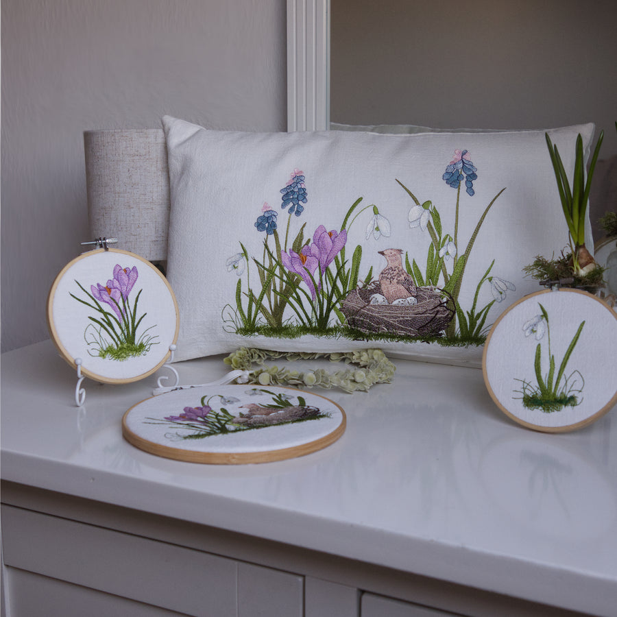 Stickdatei Frühblüherwiese mit Feldlerche