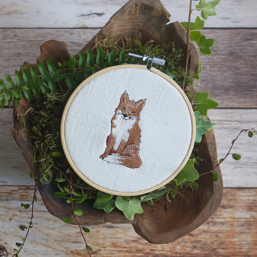 Stickdatei Fuchs – detailreiches Tiermotiv für Winter, Weihnachten & naturverbundene Stickerei