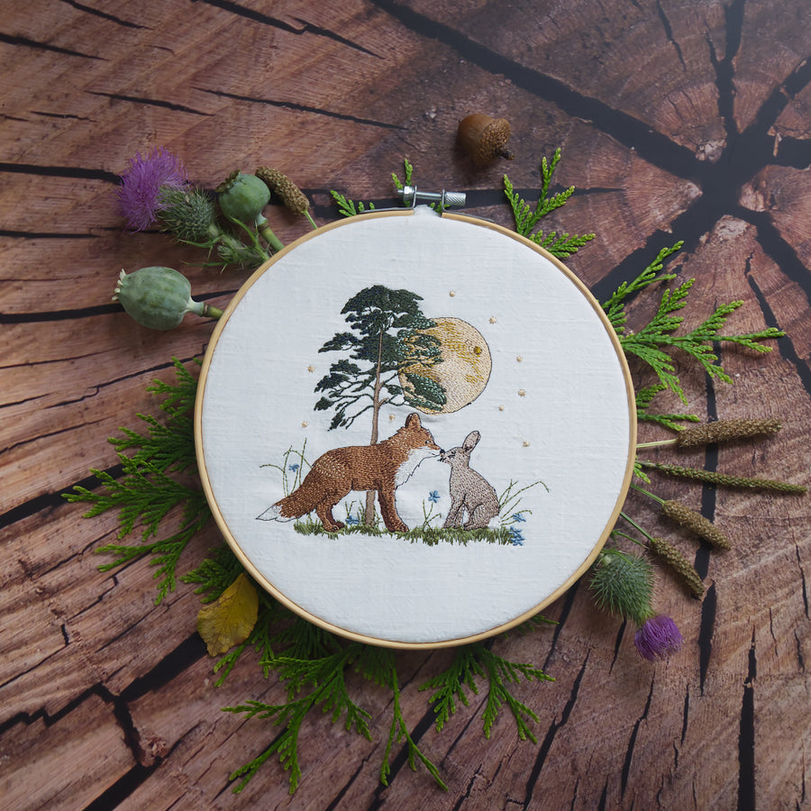 Stickdatei Fuchs und Hase sagen gute Nacht – romantisches Tiermotiv bei Mondschein