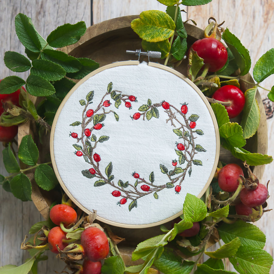 Hagebuttenherz – Stickdatei für den 13x18-Rahmen